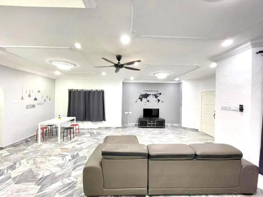 15pax -semi-d Taman Impian, Holiday home